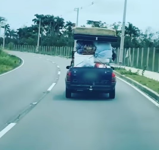 Condutor foi multado e teve que arrumar a carga – Foto: Reprodu&ccedil;&atilde;o/PMRv/ND