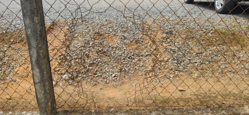 O criminoso rompeu a cerca de arame para acessar o estabelecimento – Foto: St&ecirc;v&atilde;o Limana/NDTV