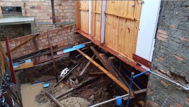 Casa foi interditada ap&oacute;s deslizamento de terra em Lages – Foto: Defesa Civil/Reprodu&ccedil;&atilde;o/ND