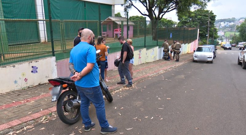 Pais se reuniram na frente da escola em busca de informações — Foto: Sélio Gasparetto/NDTV/ND