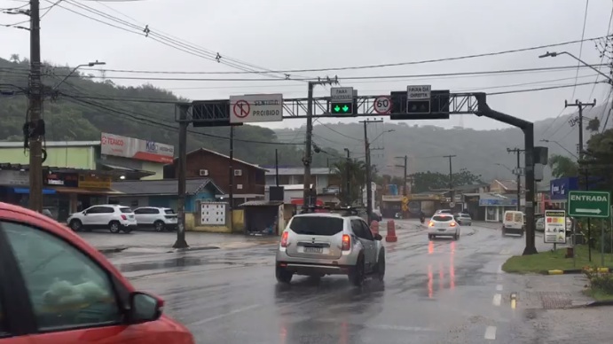 Chuva forte, alagamento e acúmulo de água na pista persistem nesta segunda, em Florianópolis