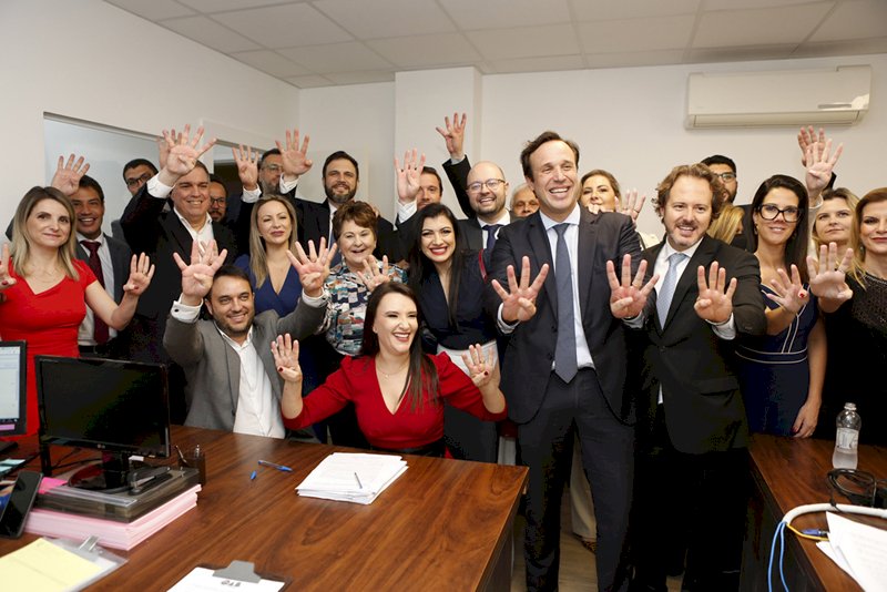 Cl&aacute;udia (vermelho) e Horn, durante a campanha – Foto: Divulga&ccedil;&atilde;o