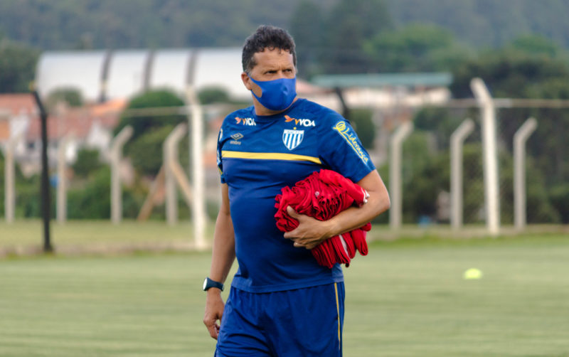 Claudinei Oliveira terá dor de cabeça para a estreia do Leão – Foto: André Palma Ribeiro/Avaí F.C