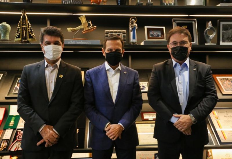 Prefeito de Crici&uacute;ma, Cl&eacute;sio Salvaro almo&ccedil;ou com Jo&atilde;o D&oacute;ria no Pal&aacute;cio dos Bandeirantes – Foto: Divulga&ccedil;&atilde;o/ND