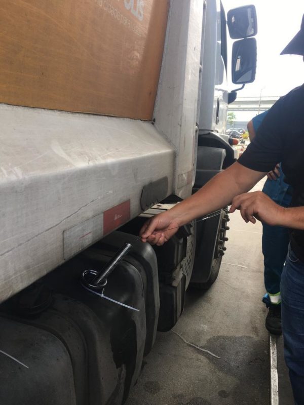 O equipamento é colocado no tanque de combustível do caminhão &#8211; Foto: Prefeitura de Florianópolis/Divulgação/ND