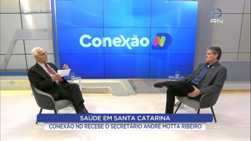 Moacir Pereira conversa com secretário de Saúde de Santa Catarina, André Motta Ribeiro, no Conexão ND &#8211; Foto: Reprodução/ NDTV