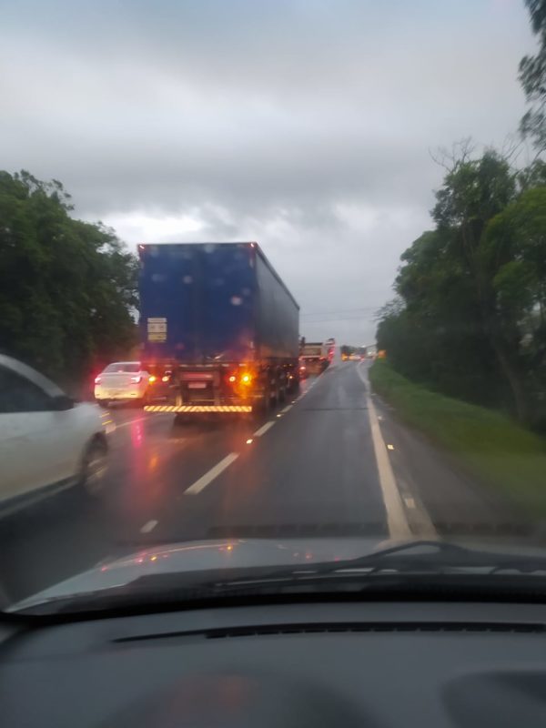 Fila foi gerada depois de uma colis&atilde;o traseira que terminou com um ve&iacute;culo incendiado na rodovia – Foto: divulga&ccedil;&atilde;o/ND