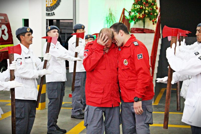 Edson José Klein se emocionou em seu último dia de plantão – Foto: Corpo de Bombeiros/ND
