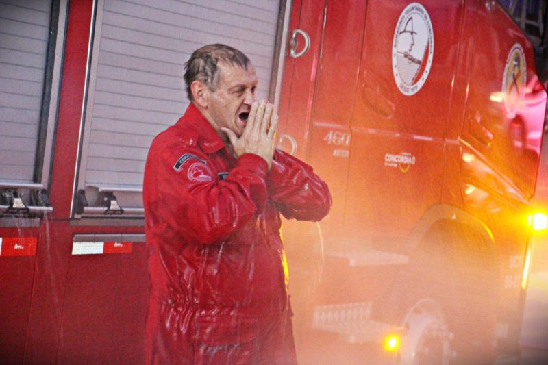 Edson José Klein participou do tradicional banho para aqueles que se despedem da corporação – Foto: Corpo de Bombeiros/ND