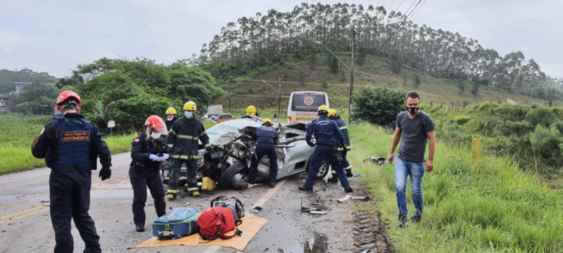 Motorista do carro foi encaminhado ao Hospital Santo Ant&ocirc;nio pelo Arcanjo – Foto: Divulga&ccedil;&atilde;o/Corpo de Bombeiros de Brusque