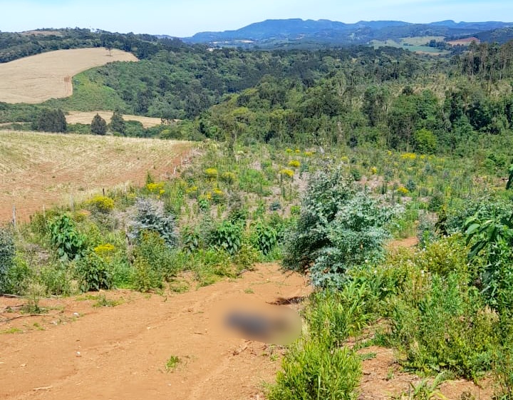 Homem estava morto em uma estrada &mdash; Foto: PM/ND