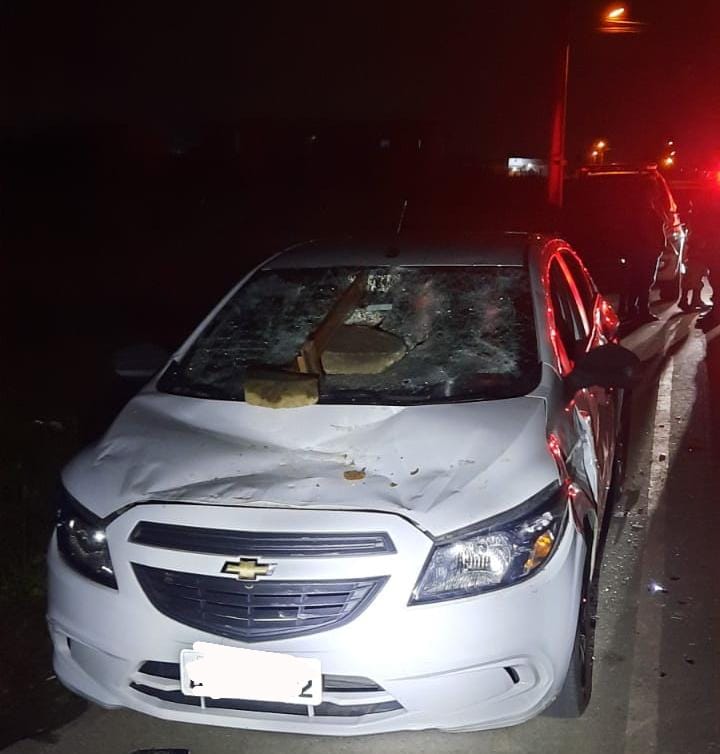 Vizinha jogou uma pedra no carro depois de ser perseguida por homem – Foto: Pol&iacute;cia Militar/Reprodu&ccedil;&atilde;o