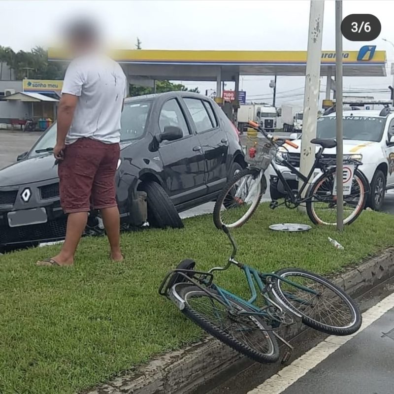 Carro bateu em bicicleta e causou briga generalizada em Itaja&iacute; – Foto: Reprodu&ccedil;&atilde;o Internet
