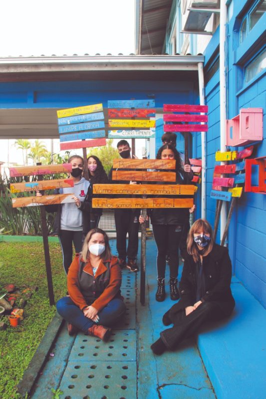 Alunos desenvolveram placas de conscientiza&ccedil;&atilde;o e espalharam pelo bairro – Foto: Renata Bomfim/Divulga&ccedil;&atilde;o/its Teens
