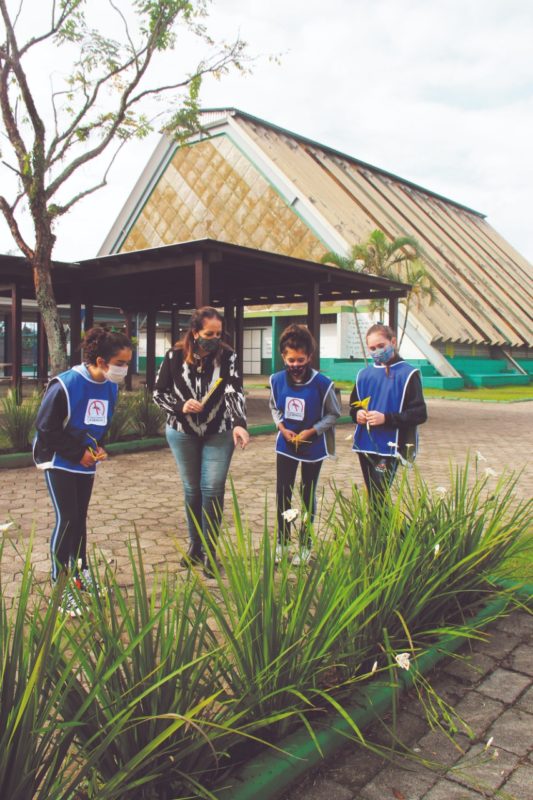 Duas vezes na semana, a “Patrulha da Dengue” faz vistoria em toda a escola para eliminar os focos do mosquito – Foto: Renata Bomfim/Divulga&ccedil;&atilde;o/its Teens
