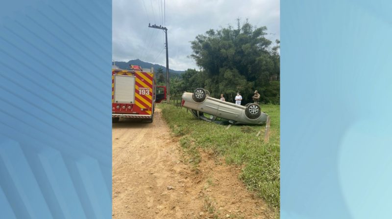 O acidente ocorreu por volta das 13h20 em Rio dos Cedros, bombeiros estiveram no local&nbsp; – Foto: Divulga&ccedil;&atilde;o/ Corpo de Bombeiros