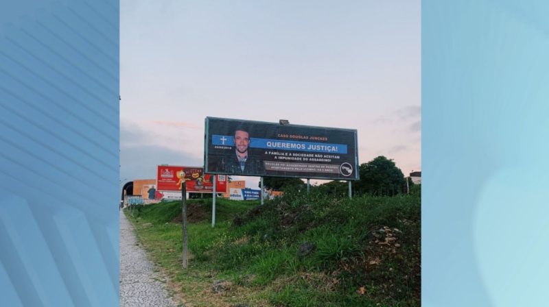 Outdoors, expostos por amigos e conhecidos do blumenauense, ficam por duas semanas nas ruas de Curitiba pedindo por justi&ccedil;a – Foto: Divulga&ccedil;&atilde;o/ ND
