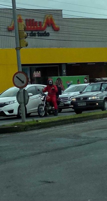 Haloween em Blumenau com direito a entrega feitas pelo integrante do Round 6 – Foto: Divulga&ccedil;&atilde;o/Diarinho de Blumenau