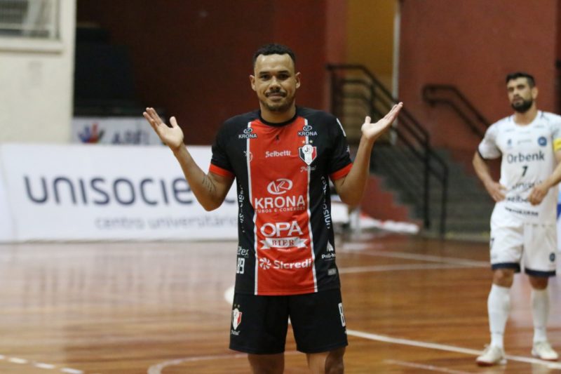 Artilheiro absoluto na temporada, Dieguinho marcou mais dois – Foto: Juliano Schmidt/JEC Futsal/Divulgação/ND