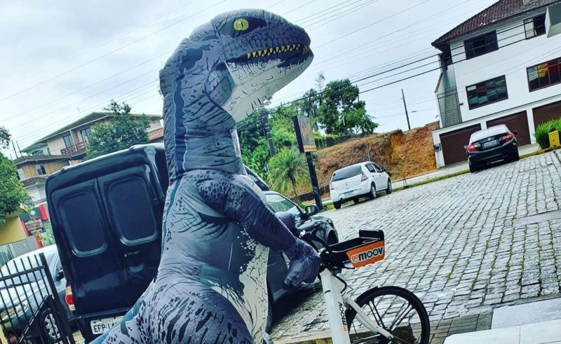 O personagem “Dino” ficou famoso em Joinville – Foto: Reprodu&ccedil;&atilde;o/Instagram