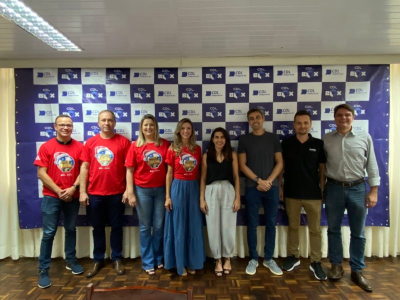 Presidente, quarta da esquerda para direita, ao lado de sua diretoria que tomará posse em 2022. – Foto: Foto: divulgação Entrelinhas