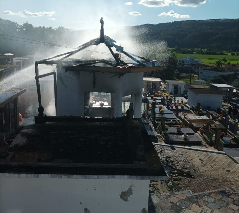 Velas causam incêndio em cemitério de Agronômica &#8211; Foto: Divulgação/CBMSC/ND
