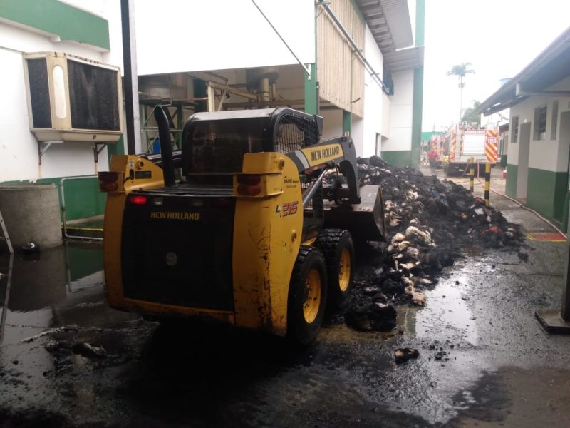 Inc&ecirc;ndio destr&oacute;i carga de algod&atilde;o em ind&uacute;stria t&ecirc;xtil de Brusque – Foto: Divulga&ccedil;&atilde;o/CBMSC/ND
