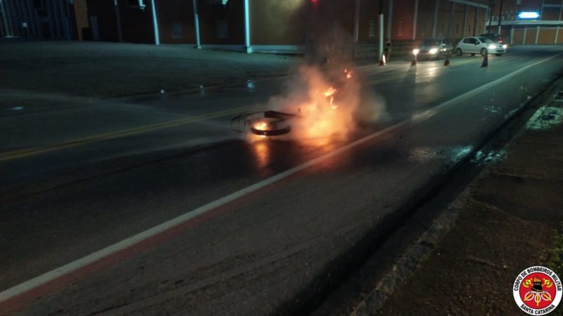 Moto pega fogo após colisão na manhã desta sexta-feira (19) em Brusque &#8211; Foto: Divulgação/CBMSC/ND
