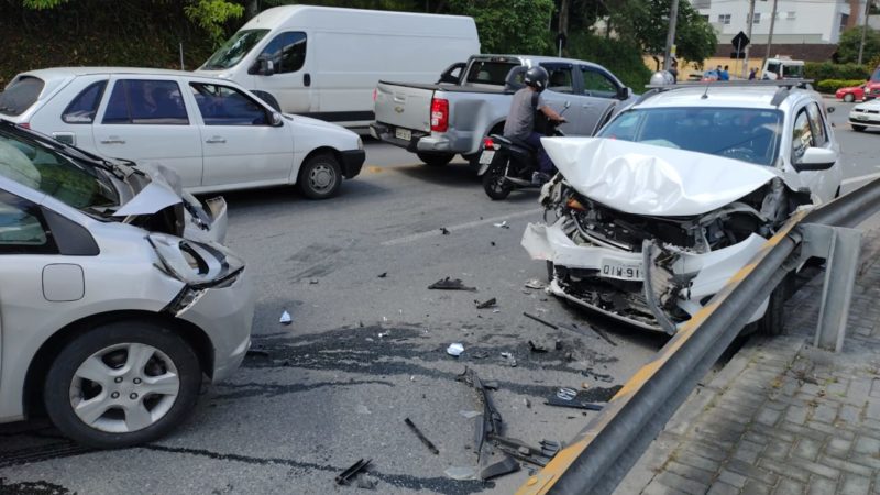Acidente entre carros e motocicleta ocorreu nesta quarta-feira (3) – Foto: Divulga&ccedil;&atilde;o/Internet