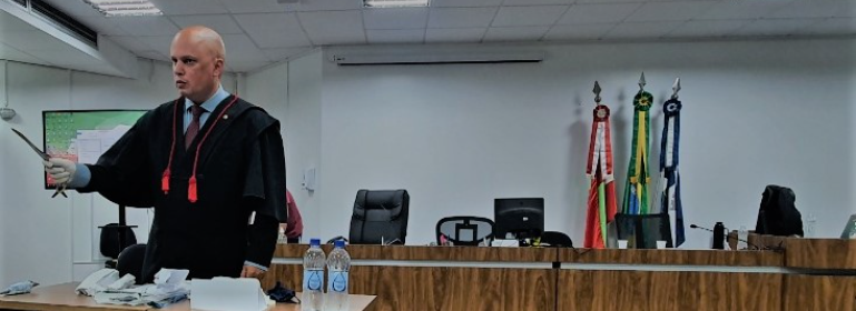 Promotor de Justi&ccedil;a mostra a “faca” usada no dia do crime – Foto: Bianor Rosa/MPSC/Divulga&ccedil;&atilde;o/ND