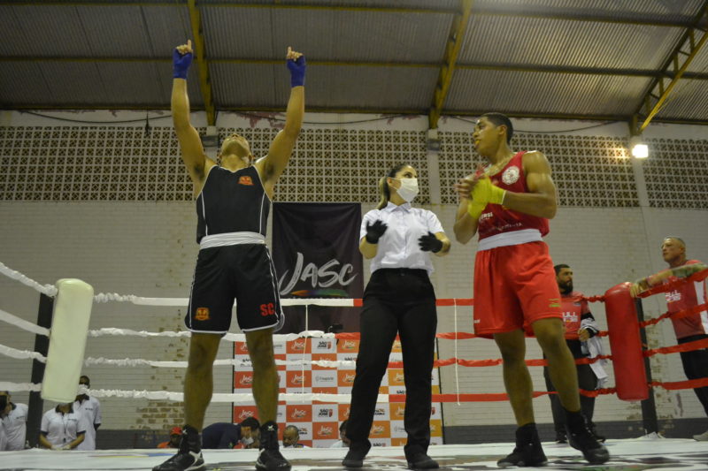 Douglas Henrique Rodrigo, de Balneário Camboriú, derrotou Igor Cruz, de São José, por nocaute. Igor é o atual tricampeão estadual e uma das grandes promessas da modalidade, em Santa Catarina, apesar da derrota – Foto: Diogo de Souza/ND