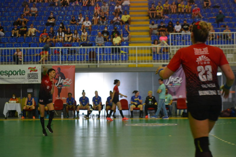 Disputa de handebol no Jasc (Jogos Abertos de Santa Catarina)