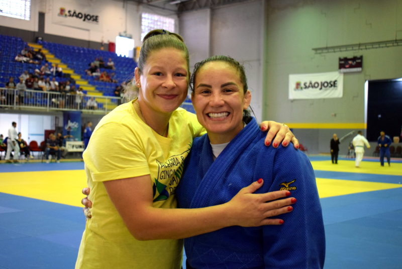 A campe&atilde; mundial e ol&iacute;mpica de jud&ocirc; a eslov&ecirc;na Tina Trstenjac (&agrave; esquerda), acompanhou a luta de Portela – Foto: Ant&ocirc;nio Prado/JASC/divulga&ccedil;&atilde;o