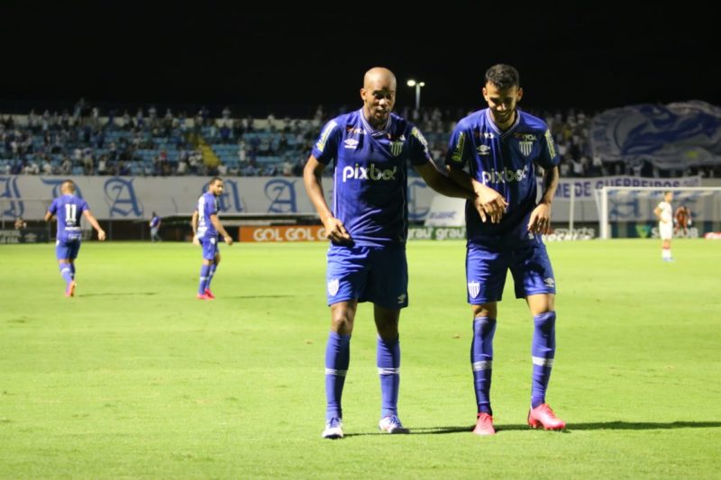 Copete e Getúlio comemoram o gol do Avaí no final da primeira etapa &#8211; Foto: Frederico Tadeu/AvaíFC