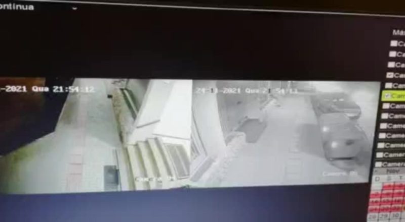 FRAME – V&iacute;deo mostra momento exato em que mulher deixa explosivo em frente a pr&eacute;dio de Blumenau; – Foto: Reprodu&ccedil;&atilde;o/Reda&ccedil;&atilde;o ND