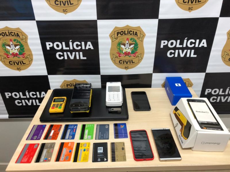 Durante a opera&ccedil;&atilde;o foram apreendidos cart&otilde;es de bancos, notebooks e celulares – Foto: PCSC/Divulga&ccedil;&atilde;o/ND