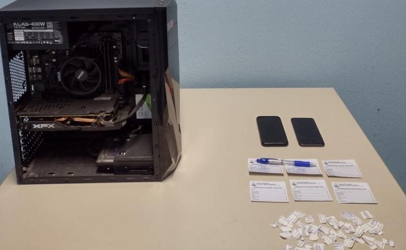 Objetos e cart&otilde;es apreendidos pela Pol&iacute;cia Civil na opera&ccedil;&atilde;o – Foto: Pol&iacute;cia Civil/Divulga&ccedil;&atilde;o