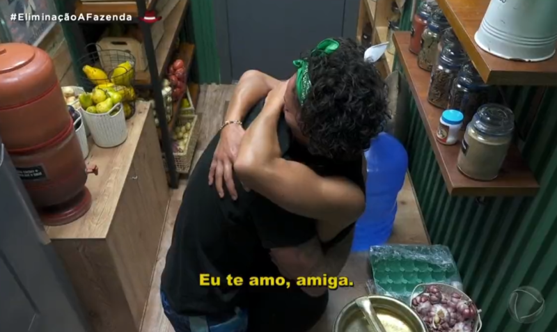 Aline e Rico reatam amizade na Fazenda 