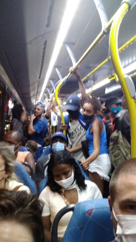 Situa&ccedil;&atilde;o de um &ocirc;nibus que liga o Tirio at&eacute; o Ticen, no Centro de Florian&oacute;polis – Foto: Redes sociais/divulga&ccedil;&atilde;o