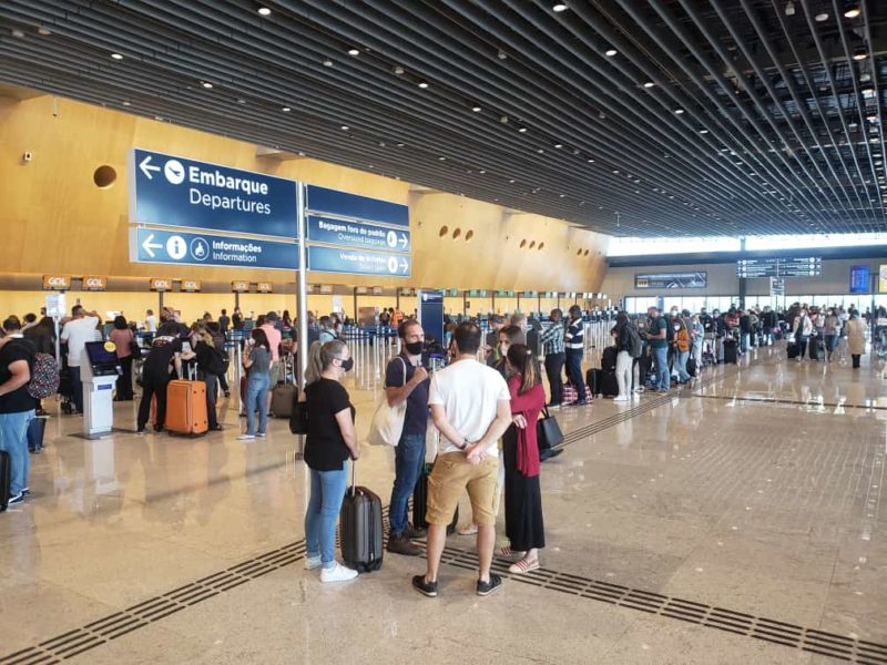 Passageiros esperam voos no aeroporto de Florianópolis