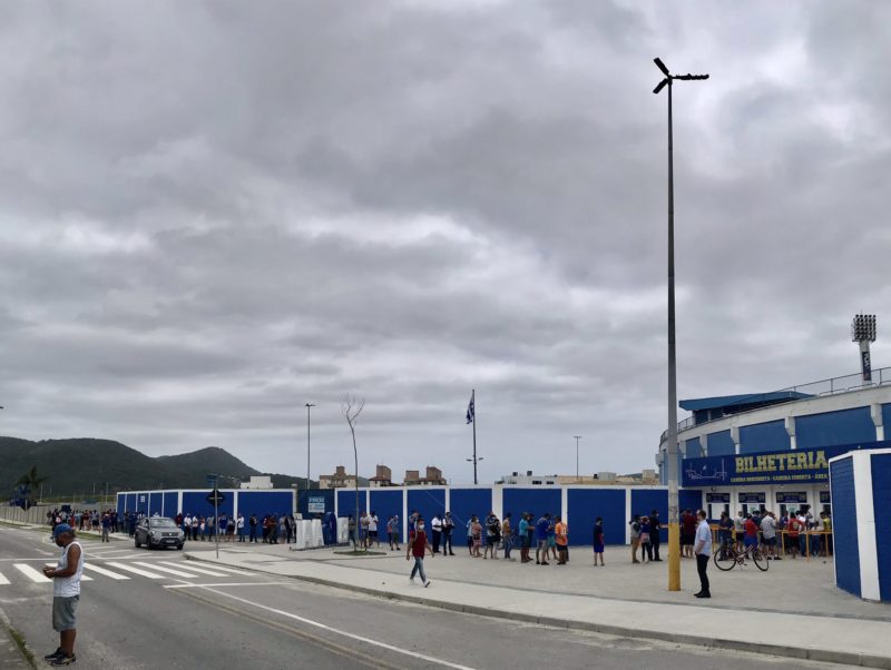 Torcida faz fila nas bilheterias no est&aacute;dio da Ressacada – Foto: Ava&iacute;/Divulga&ccedil;&atilde;o/ND