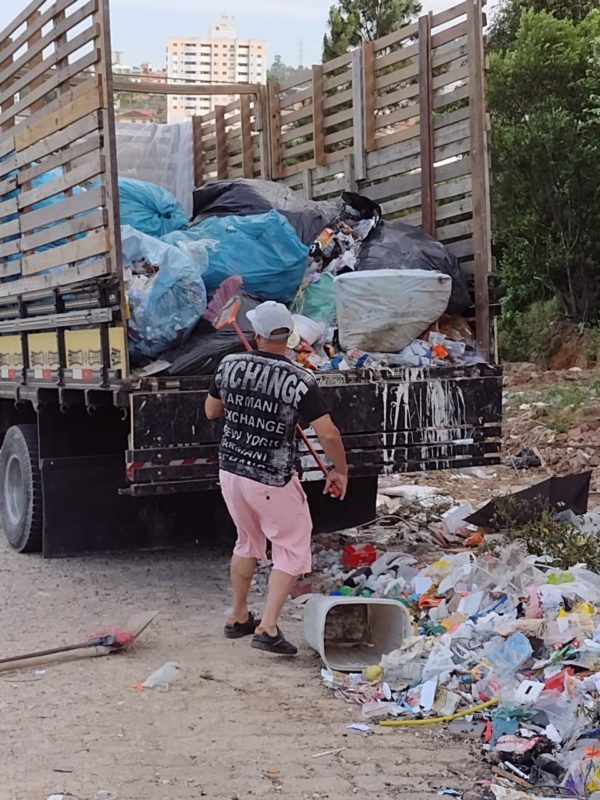 Propriet&aacute;rio do caminh&atilde;o teve que limpar a &aacute;rea e vai responder pelo crime ambiental – Foto: Divulga&ccedil;&atilde;o/ND