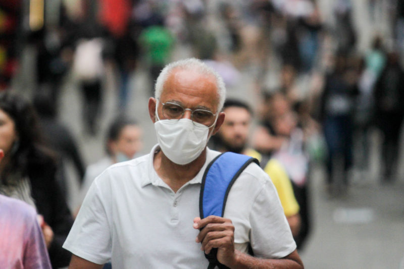 Catarinense usa máscara na rua durante pandemia da Covid-19