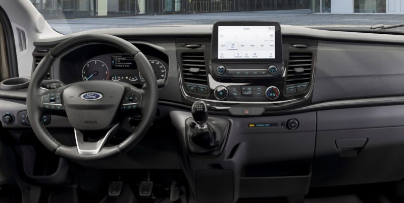 A direção elétrica equipada no Ford Transit Minibus favorece ao que o motorista tenha menos esforço ao dirigir – Foto: Divulgação/Ford