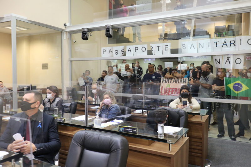Grupo protestou contra o passaporte sanit&aacute;rio durante a sess&atilde;o desta segunda-feira (8) – Foto: Picasa/ND