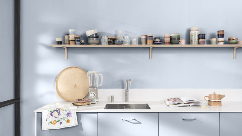 Portas e as paredes dos arm&aacute;rios com a cor Melodia Suave aumentam a sensa&ccedil;&atilde;o da luz do dia – Foto: Coral