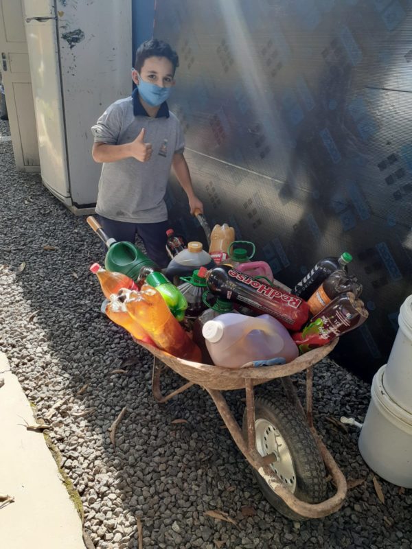 Lucas de Oliveira Barbosa arrecadou 164 litros de &oacute;leo de cozinha usado – Foto: EM Nove de Mar&ccedil;o/Divulga&ccedil;&atilde;o