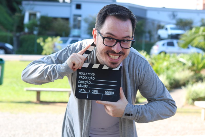 O professor de história, Pedro Romão Mickucz, está no Youtube há mais de 10 anos – Foto: Carolina de Oliveira/Divulgação/its Teens