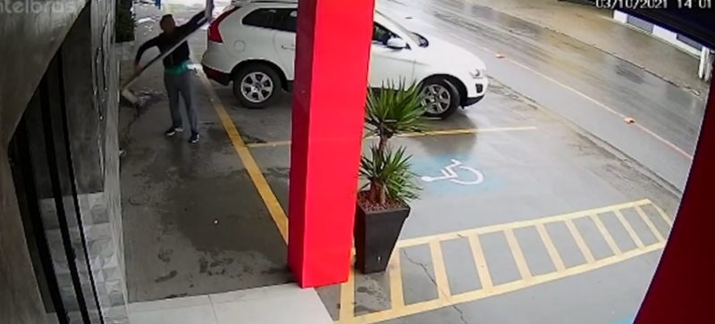 Furto de calha &agrave; luz do dia – Foto: Internet/Reprodu&ccedil;&atilde;o/ND