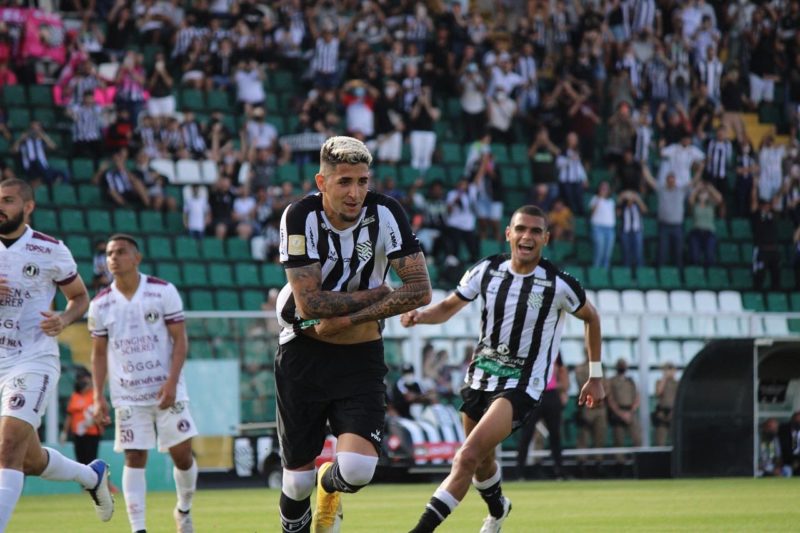 Bruno Para&iacute;ba sai para comemorar o primeiro gol do Figueirense – Foto: Patrick Floriani/FFC